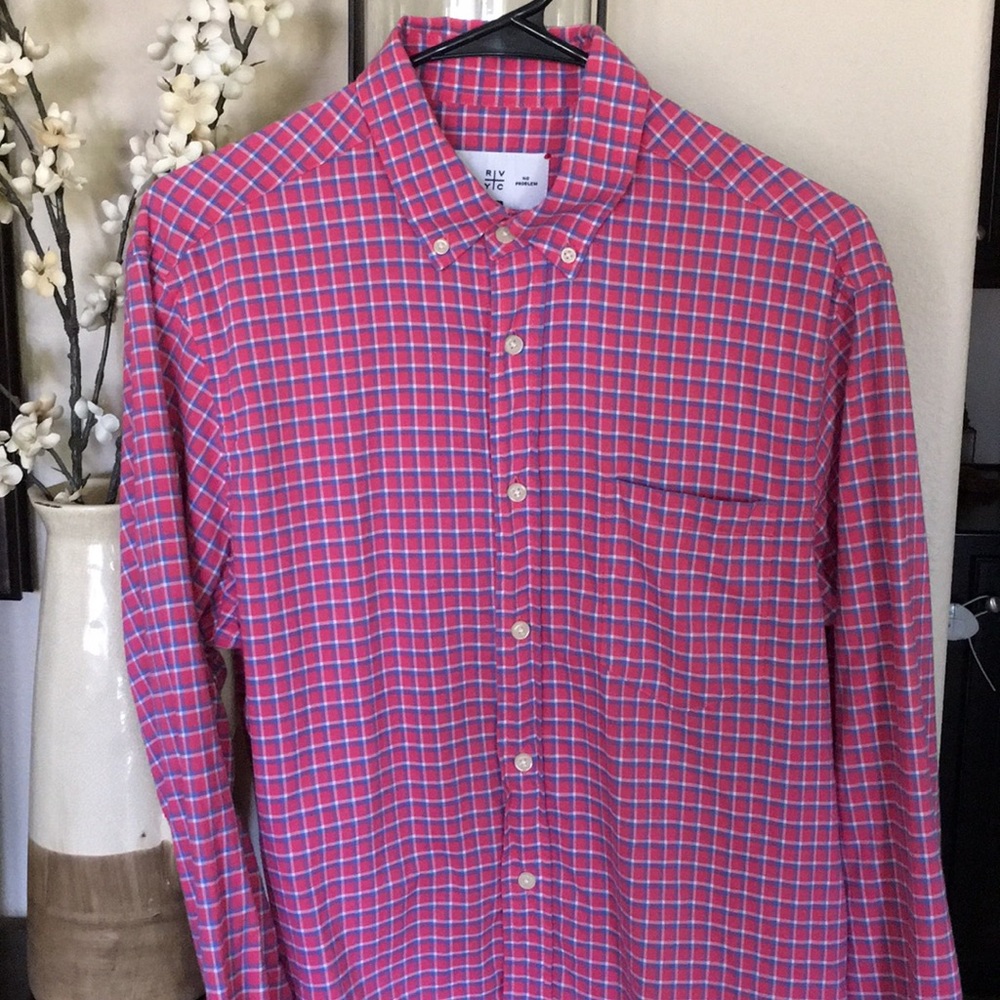 Men’s pink shirt